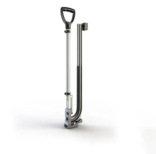 Roth Original-Tacker mit einem langen, ergonomischen Griff und einem flexiblen Verbindungsschlauch, stehend auf einem hellen Hintergrund.